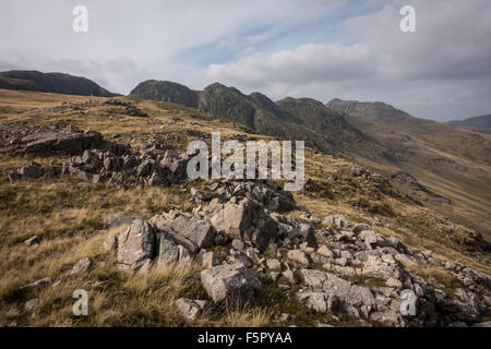 Cercando di fronte alle balze ondulata con bowfell nella distanza Foto Stock