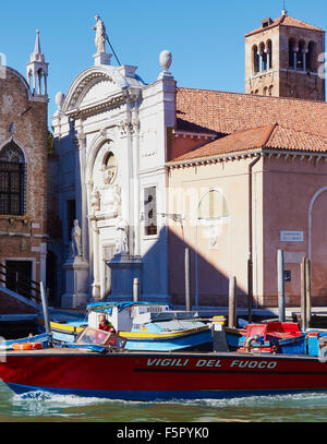 Vigili del Fuoco barca) accelerando lungo Canal Cannaregio Venezia Veneto Italia Europa Foto Stock