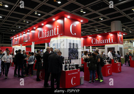 Hong Kong. 6 Nov, 2015. Visitare la gente di Hong Kong International Wine & Spirits Fair nel sud della Cina di Hong Kong, nov. 6, 2015. L'evento di tre giorni chiuso la domenica. © Li Peng/Xinhua/Alamy Live News Foto Stock