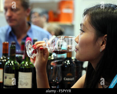 Hong Kong. 6 Nov, 2015. Un cliente i sapori del vino a Hong Kong International Wine & Spirits Fair nel sud della Cina di Hong Kong, nov. 6, 2015. L'evento di tre giorni chiuso la domenica. © Li Peng/Xinhua/Alamy Live News Foto Stock