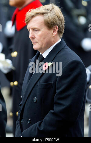 Londra, Gran Bretagna. 08 Nov, 2015. Re Willem-Alexander dei Paesi Bassi durante il ricordo domenica cerimonia presso il cenotafio in London, Gran Bretagna, 08 novembre 2015. La Gran Bretagna osservato l annuale Giornata del ricordo il 08 novembre, in memoria delle vittime della guerra. Foto: Albert Nieboer/dpa/Alamy Live News Foto Stock