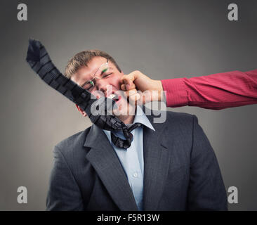 Aggressiva di lavoratore di ufficio mettere una lotta Foto Stock