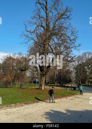 Due ragazzi giocare a calcio nel parco Foto Stock