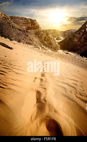 Le montagne e le dune di sabbia al tramonto Foto Stock