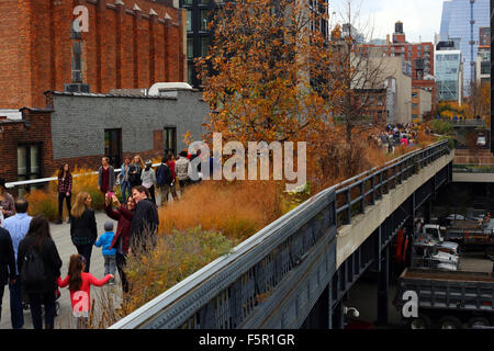 Turisti in una sezione del parco sopraelevato High Line, New York, NY. Il parco ha portato alla rapida gentrificazione del quartiere di Chelsea a Manhattan. Foto Stock