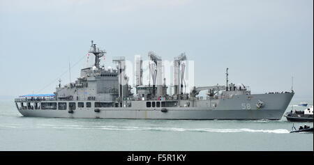 AJAXNETPHOTO. - 03 novembre, 2015. PORTSMOUTH, Inghilterra. - Sud coreano di mezzi navali visita - REPUBBLICA DI COREA DEL SUD (ROKS) flotta nave appoggio DAE CHUNG entra nella base navale. Foto:TONY HOLLAND/AJAX REF:DTH150311 39924 Foto Stock