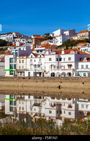 Vista della città Alcacer do Sal nei pressi del fiume Sado in Portogallo. Colpo verticale Foto Stock