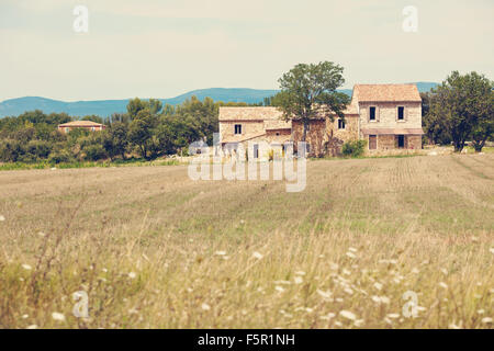 Casa di pietra in un campo di raccolta, Provenza, Francia. Immagine filtrata Foto Stock