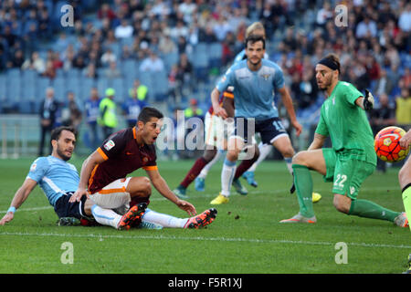 Roma, Italia. 8 Novembre, 2015. Roma, Stadio Olimpico campionato italiano: serie a della squadra di calcio come roma, vs SS Lazio nel campionato italiano. Nella foto in azione durante il match Credito: marco iacobucci/Alamy Live News Foto Stock