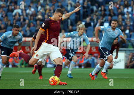 Roma, Italia. 8 Novembre, 2015. Roma, Stadio Olimpico campionato italiano: serie a della squadra di calcio come roma, vs SS Lazio nel campionato italiano. Nella foto in azione durante il match Credito: marco iacobucci/Alamy Live News Foto Stock