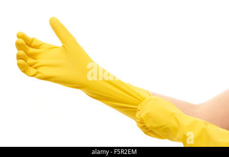 Close up della femmina di mettere le mani su giallo guanti protettivi in gomma contro uno sfondo bianco Foto Stock