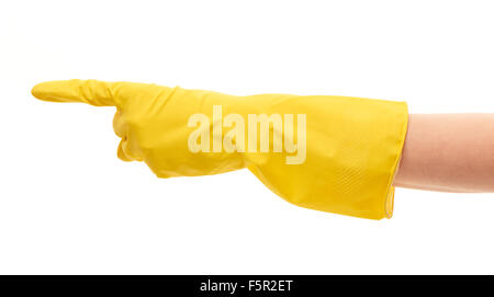 Stretta di mano femminile in protettivo giallo Guanto in gomma puntando su qualcosa contro uno sfondo bianco Foto Stock