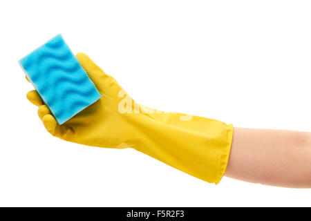 Stretta di mano femminile in protettivo giallo Guanto in gomma blu holding Spugna per pulizia contro uno sfondo bianco Foto Stock