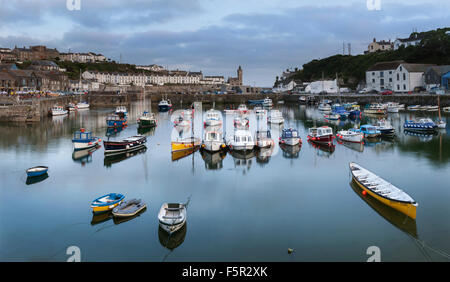 Barche da pesca e le barche a remi nel porto di Porthleven, Cornwall Foto Stock