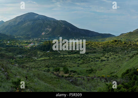 Fotografia paesaggio del tramonto e la fusione di una calda luce sopra la montagna e il villaggio di Agia Eirini, Cefalonia Foto Stock