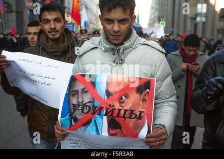 Mosca, Russia. 07 Nov, 2015. Cittadini yemeniti proteste contro la guerra nel proprio paese nel corso del mese di marzo di comunisti russi sulla via Petrovka a Mosca, Russia Foto Stock