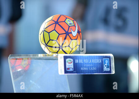 Roma, Italia. 8 Novembre, 2015. Il Campionato Italiano di una partita di calcio A.S. Roma vs S.S. Lazio nello Stadio Olimpico di Roma a novembre 08, 2015 Credit: Silvia Lore'/Alamy Live News Foto Stock