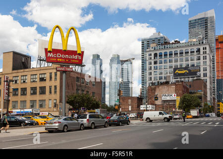 McDonalds sulla 10th Avenue, Manhattan Midtown, New York City, Stati Uniti d'America Foto Stock