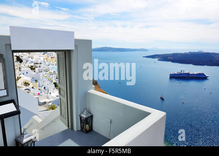 L'ingresso nel ristorante e terrazza con vista mare - Santorini Island, Grecia Foto Stock