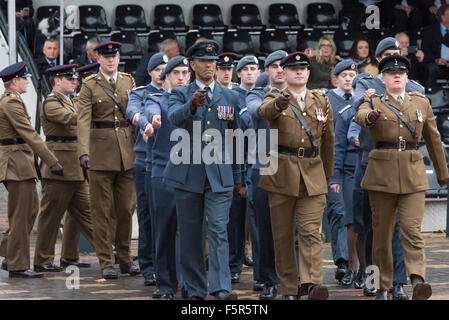 Birmingham, Regno Unito. 8 Novembre, 2015. Nonostante la cupa meteo e condizioni di umidità non vi è stato un eccellente affluenza di guardare il Giorno del Ricordo nazionale Centenary Square Birmingham UK Credit: David Holbrook/Alamy Live News Foto Stock