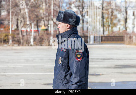 Russo non identificato funzionario di polizia in divisa invernale Foto Stock