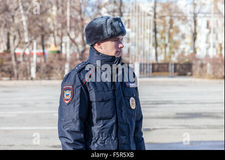 Russo non identificato funzionario di polizia in divisa invernale Foto Stock