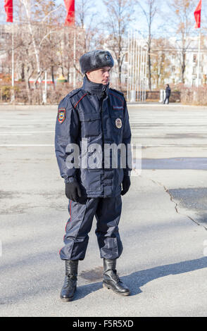 Russo non identificato funzionario di polizia in divisa invernale Foto Stock