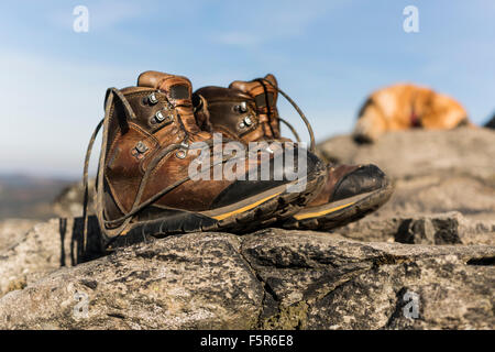 Sport invernali stile donna di scarponi su roccia. La pelle naturale e le pellicce. Heavy-duty a freddo suola resistente Foto Stock