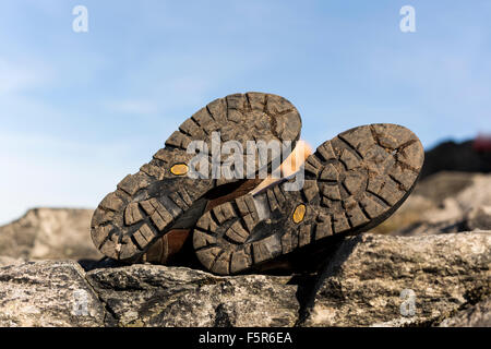 Sport invernali stile donna di scarponi su roccia. La pelle naturale e le pellicce. Heavy-duty a freddo suola resistente Foto Stock