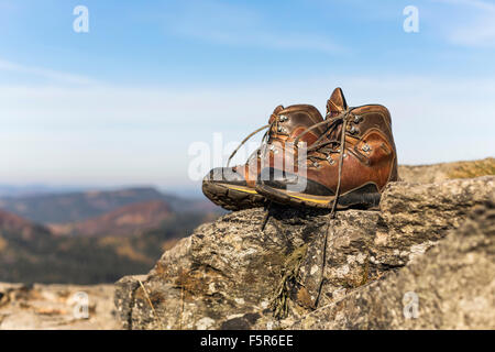 Sport invernali stile donna di scarponi su roccia. La pelle naturale e le pellicce. Heavy-duty a freddo suola resistente Foto Stock