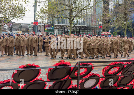 Birmingham, Regno Unito. 8 Novembre, 2015. Nonostante la cupa meteo e condizioni di umidità non vi è stato un eccellente affluenza di guardare il Giorno del Ricordo nazionale Centenary Square Birmingham UK Credit: David Holbrook/Alamy Live News Foto Stock