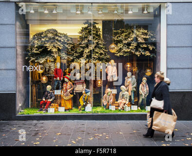 Prossimo rivenditore di abbigliamento finestra di Natale  vendite di Natale & affari in Liverpool ONE e Merseyside, Regno Unito. Store ventuno, Forever 21, sconto vendita su sele Foto Stock