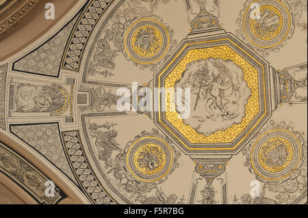 Il design a soffitto sotto il portico del Teatro dell'Opera di Budapest, Ungheria. Foto Stock