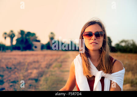 Ritratto di una bella ragazza nel paese autunnale di atmosfera calda filtro applicato Foto Stock