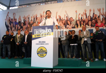 Bologna, Italia. 8 Novembre, 2015. Matteo Salvini, segretario federale del partito della Lega Nord (Lega Nord) parla durante la Lega Nord partito (Lega Nord) rally nazionale a Bologna il 08 novembre, 2015 Credit: Andrea Spinelli/Alamy Live News Foto Stock