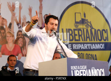 Bologna, Italia. 8 Novembre, 2015. Matteo Salvini, segretario federale del partito della Lega Nord (Lega Nord) parla durante la Lega Nord partito (Lega Nord) rally nazionale a Bologna il 08 novembre, 2015 Credit: Andrea Spinelli/Alamy Live News Foto Stock