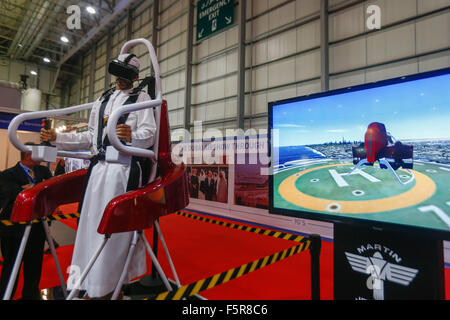 Dubai, Emirati Arabi Uniti. 8 Novembre, 2015. Un espositore di esperienze di un simulatore di volo in occasione della quattordicesima Dubai Air Show in Dubai, Emirati arabi uniti, nov. 8, 2015. Il XIV Dubai Air Show, il mondo il terzo più grande del suo genere, aperto qui di domenica con circa 1.100 espositori da oltre 60 paesi. Credito: cui Xinyu/Xinhua/Alamy Live News Foto Stock