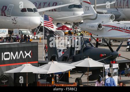 Dubai, Emirati Arabi Uniti. 8 Novembre, 2015. La gente visita il XIV Dubai Air Show in Dubai, Emirati arabi uniti, nov. 8, 2015. Il XIV Dubai Air Show, il mondo il terzo più grande del suo genere, aperto qui di domenica con circa 1.100 espositori da oltre 60 paesi. Credito: cui Xinyu/Xinhua/Alamy Live News Foto Stock