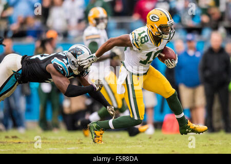 Charlotte, North Carolina, Stati Uniti d'America. 8 Novembre, 2015. Green Bay Packers wide receiver Randall Cobb (18) durante la NFL partita di calcio tra i Green Bay Packers e Carolina Panthers Domenica, nov. 8, 2015 in Charlotte, NC. Credito: Cal Sport Media/Alamy Live News Foto Stock