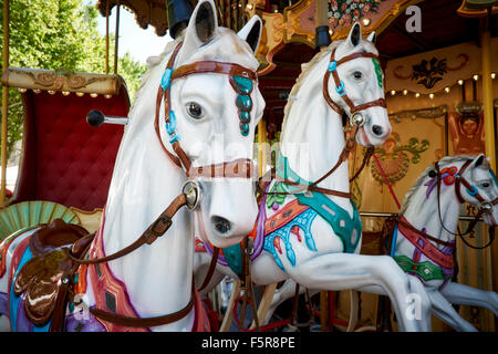 Giostra con cavalli su place d'horloge in Avignon, Francia Foto Stock