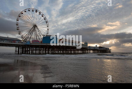 Città di Blackpool, Inghilterra. Pittoresca vista del tramonto di Blackpool Central Pier. Foto Stock