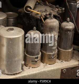 Colpo interna di un Pye P445U radio valvola da anni cinquanta con valvole Mullard, realizzati in Cambridge, Inghilterra Foto Stock