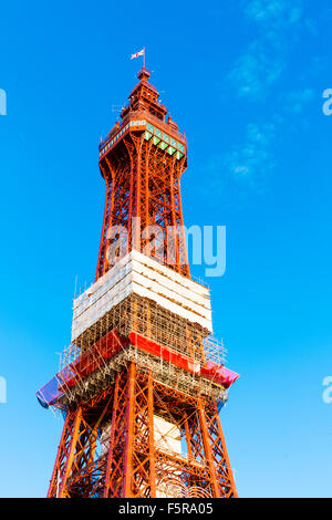 La Blackpool Tower contro un cielo blu, Blackpool, Lancashire, Inghilterra, Regno Unito Foto Stock