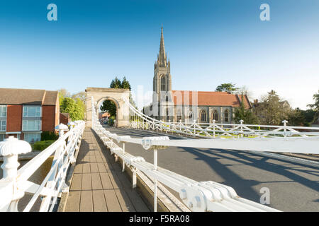 Marlow sospensione ponte e la Chiesa di Tutti i Santi, Marlow, Buckinghamshire, Inghilterra, Regno Unito Foto Stock