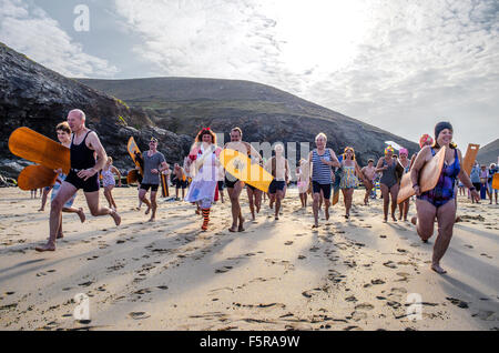 I partecipanti all'inizio del mondo ventre campionati di imbarco in cappella porth, Cornwall, Regno Unito Foto Stock