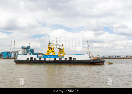 La Woolwich traghetto per auto John Burnes sul fiume Thames, London, England Regno Unito Foto Stock