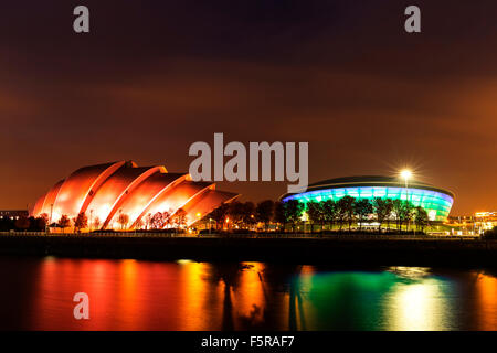 GLASGOW, SCOZIA. 27 OTTOBRE 2015 : La SSC Idro Stadium illuminata di notte sulle rive del fiume Clyde, Glasgow, Scozia Foto Stock