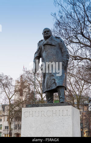 Statua di Sir Winston Churchill, guardando verso il Palazzo di Westminster, la Casa del Parlamento, Elizabeth Tower, Big Ben, all alba Foto Stock