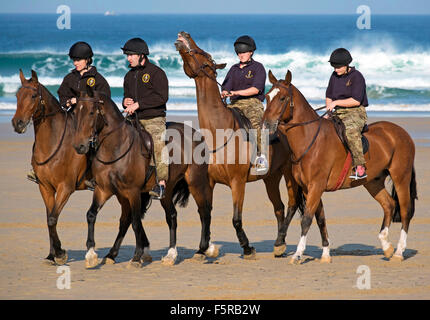 Membri della ' Kings truppa cavallo Royal Artillery ' godendo di esercitare sulla spiaggia a Watergate Bay in Cornwall, Regno Unito Foto Stock