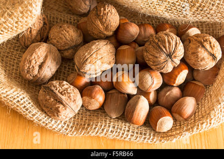 Le noci e le nocciole in un sacco di iuta. Foto Stock